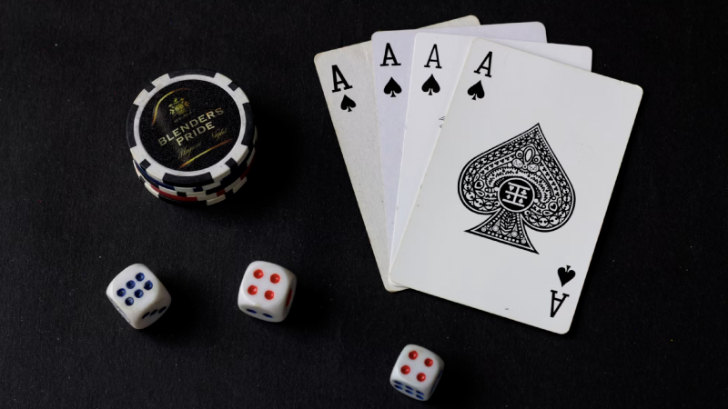Cartas, dados y fichas